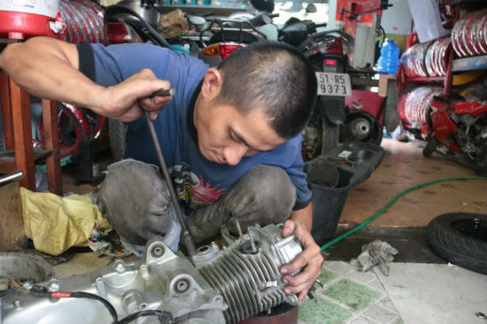 Hình ảnh thợ đang sửa chữa lốc máy xe