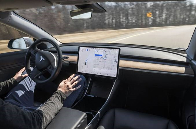 “Người cũ” thừa nhận đưa mã nguồn công nghệ ô tô tự lái của Tesla lên iCloud