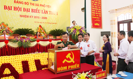 Các đại biểu bỏ phiếu bầu Ban Chấp hành Đảng bộ khóa I, nhiệm kỳ 2015-2020 tại Đại hội Đảng bộ T.X Phổ Yên lần thứ nhất. Ảnh: Minh Hoàng