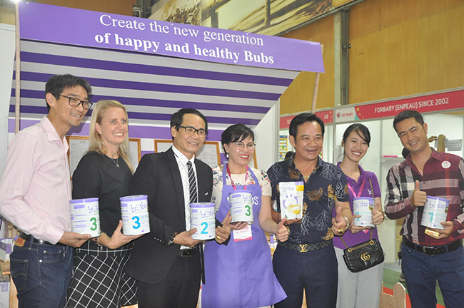 Đại diện Bubs Organic cùng nhiều nghệ sỹ tham dự buổi ra mắt sản phẩm tại Hà Nội