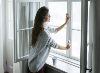 Có cần đóng kín cửa khi bật máy lạnh để tiết kiệm điện không?